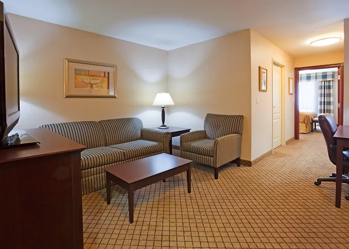 Hotel with Tennis: Holiday Inn Express Winona By Ihg